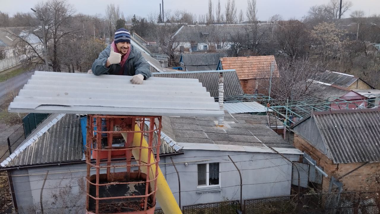 В Молочанске оказали помощь жителям, чьи дома  пострадали от обстрелов ВСУ.