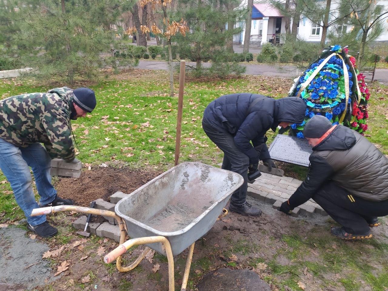 Сегодня сотрудники муниципального предприятия УК «Контакт» провели работы по укладке тротуарной плиточки возле  памятного камня..