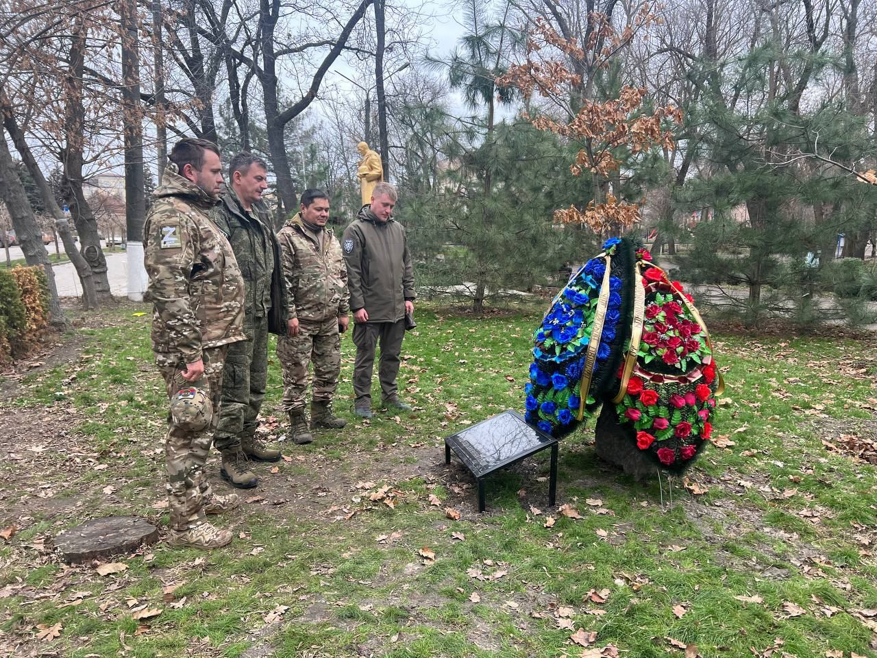 В городском сквере Токмака врио замкомбата 1430 полка с позывным «Дантес», боевые товарищи и активисты возложили цветы к месту, где заложен первый камень будущего монумента в память о воинах московского 1430 мотострелкового полка, павших на Пологовско-Оре.