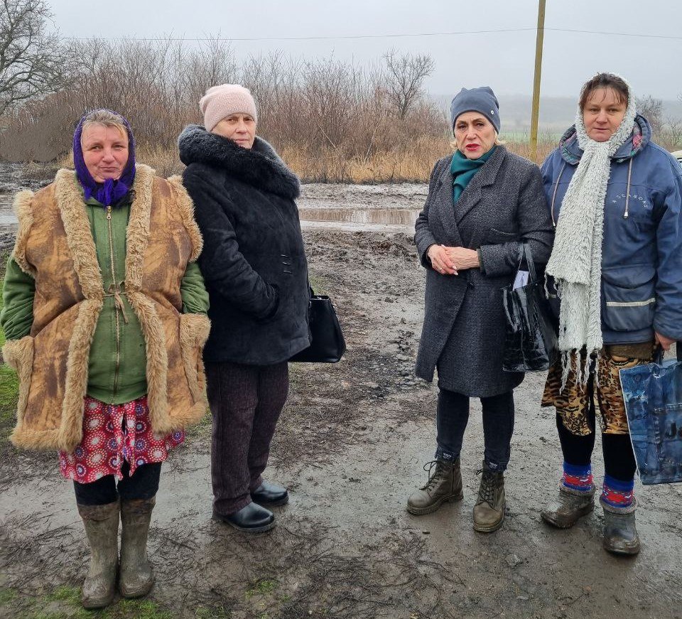 Председатель Токмакского окружного Совета депутатов  Нина Щепащенко провела приём граждан на выезде – в прифронтовом селе Чистополье..