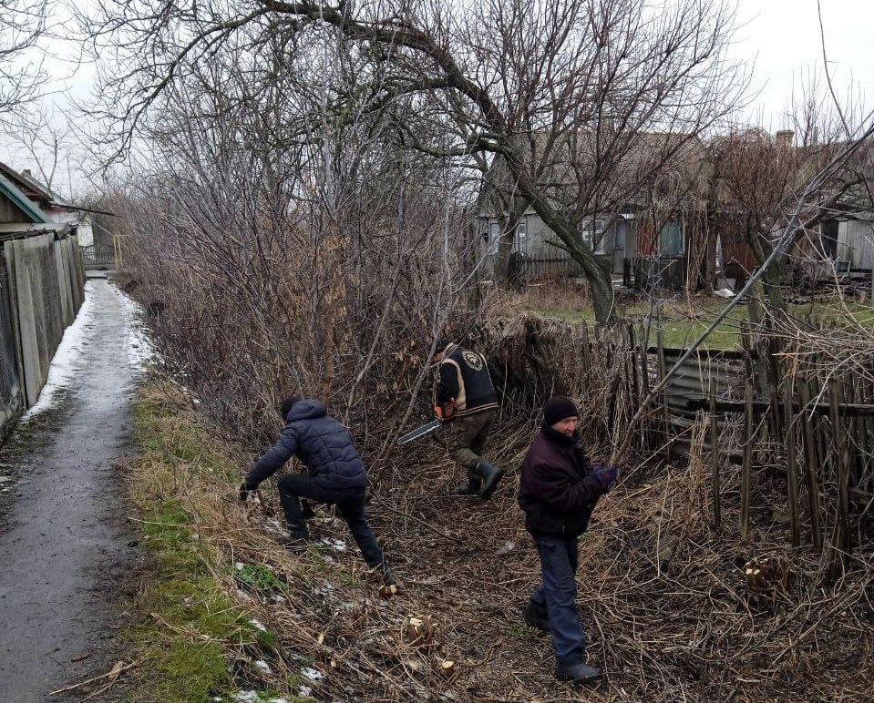 Коммунальщики Молочанска продолжают работы по благоустройству города.