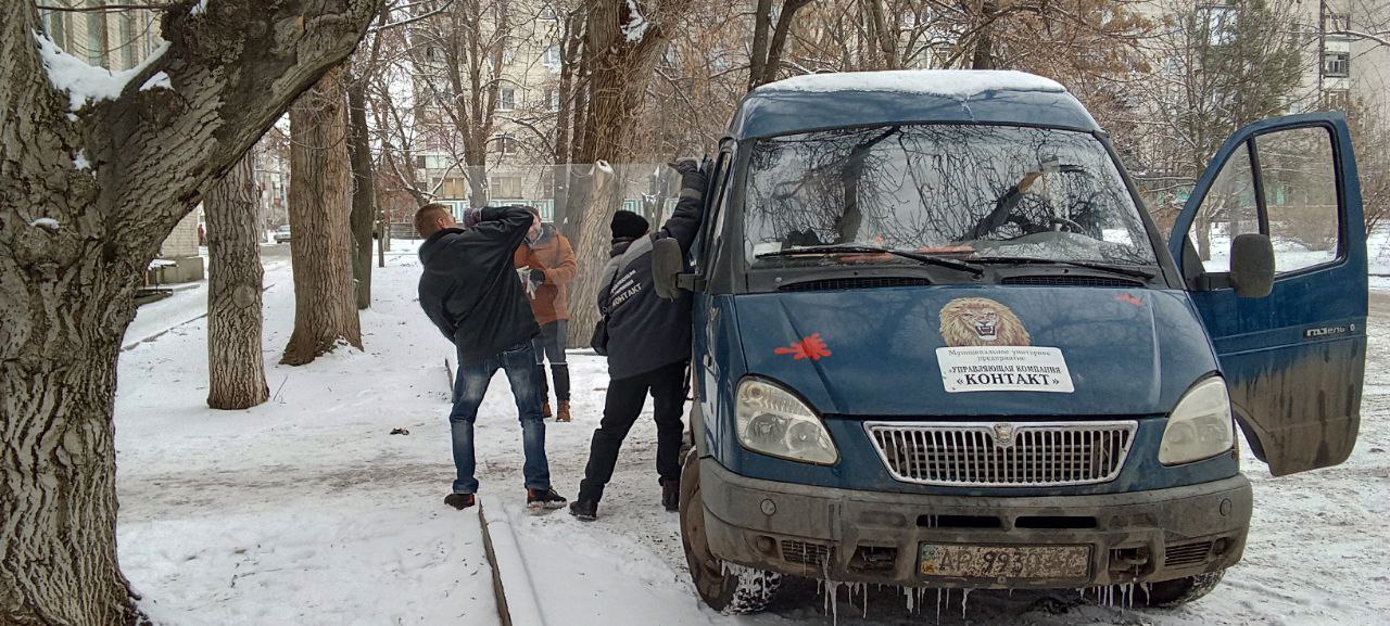 Команда Президента помогает.  При содействии шефов из Пензы в Токмаке восстанавливают остекление здания Управления соцзащиты.