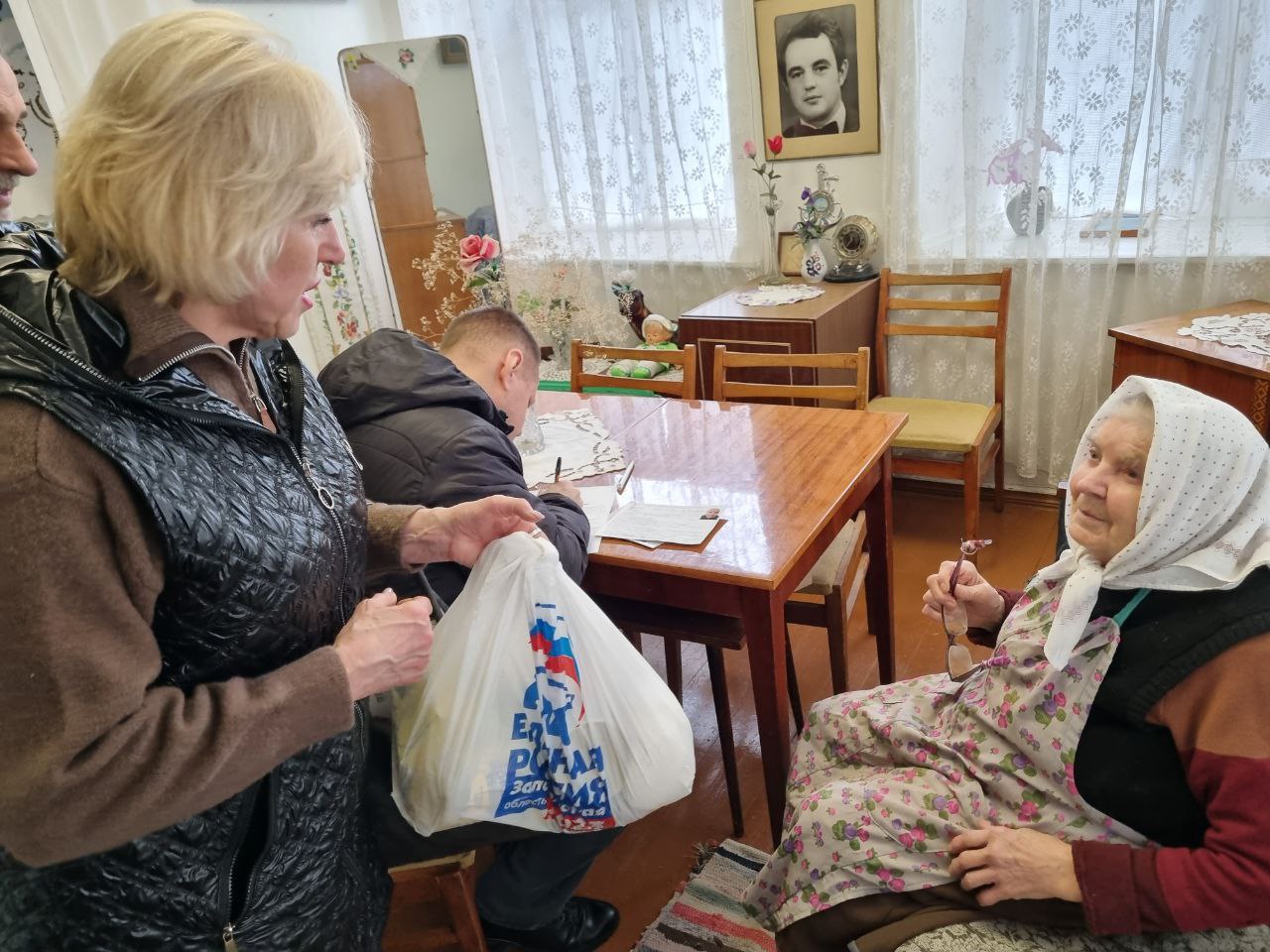 Команда Президента помогает.  Маломобильным  жителям Токмака вручили   паспорта граждан Российской Федерации.