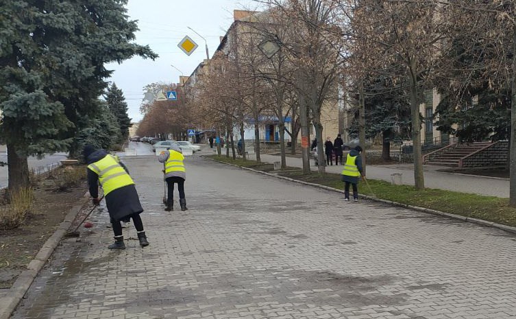 Сотрудники «службы чистоты» муниципального предприятия УК «Контакт» начинают  работать в то время, когда многие токмачане ещё спят..