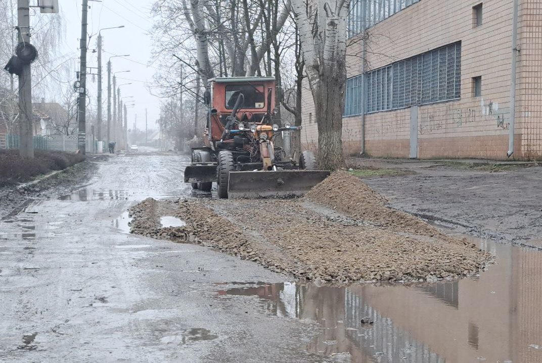 В Токмаке  своими силами проводят ямочный ремонт дорог.