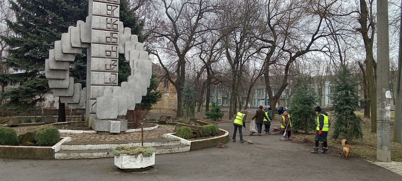 В Токмаке провели уборку памятного знака землякам, погибшим в Афганистане.