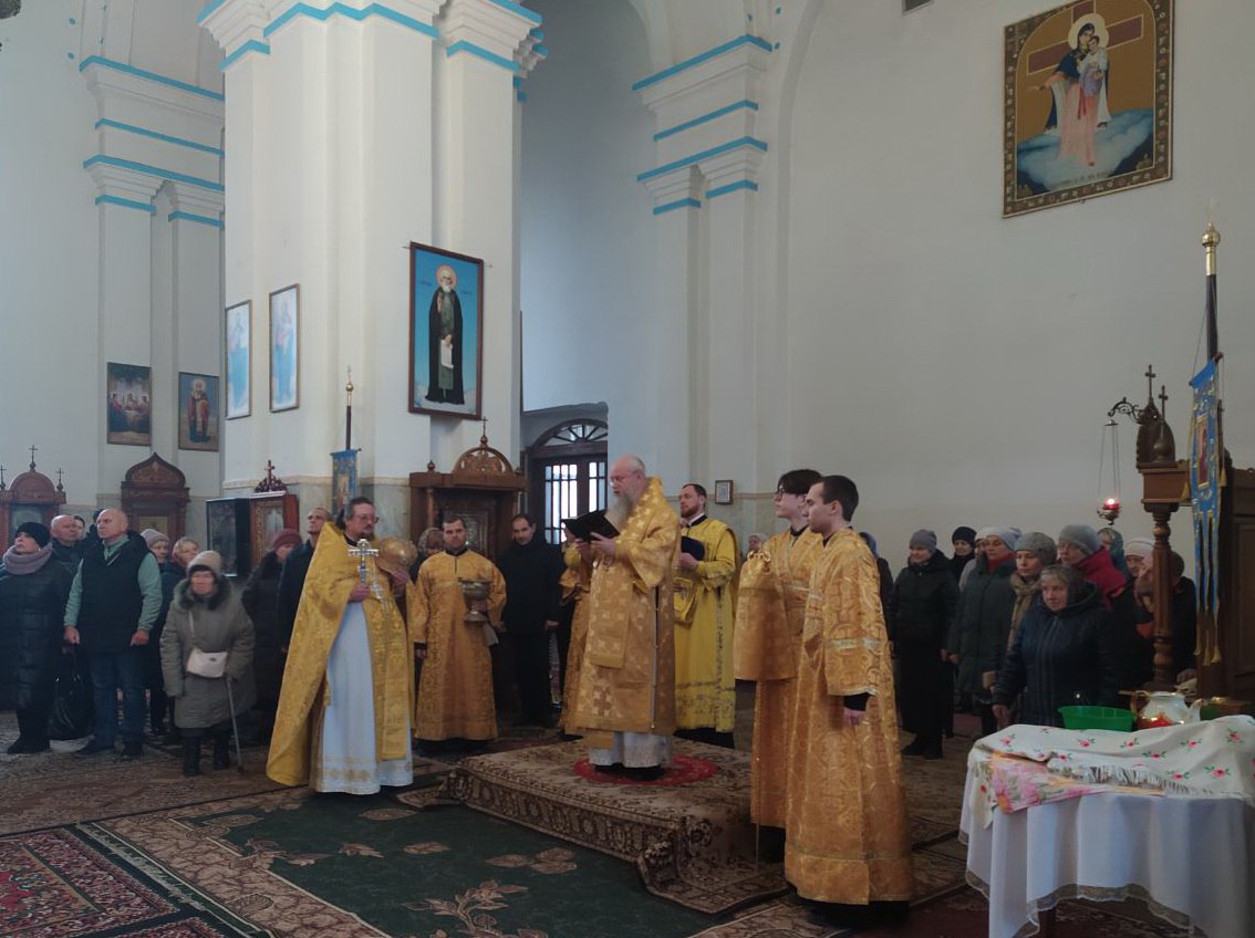 Сегодня  в день памяти святителя Феодосия  Черниговского Епископ Бронницкий Лука,  управляющий Бердянской епархией,  совершил Архипастырский визит в Токмак..