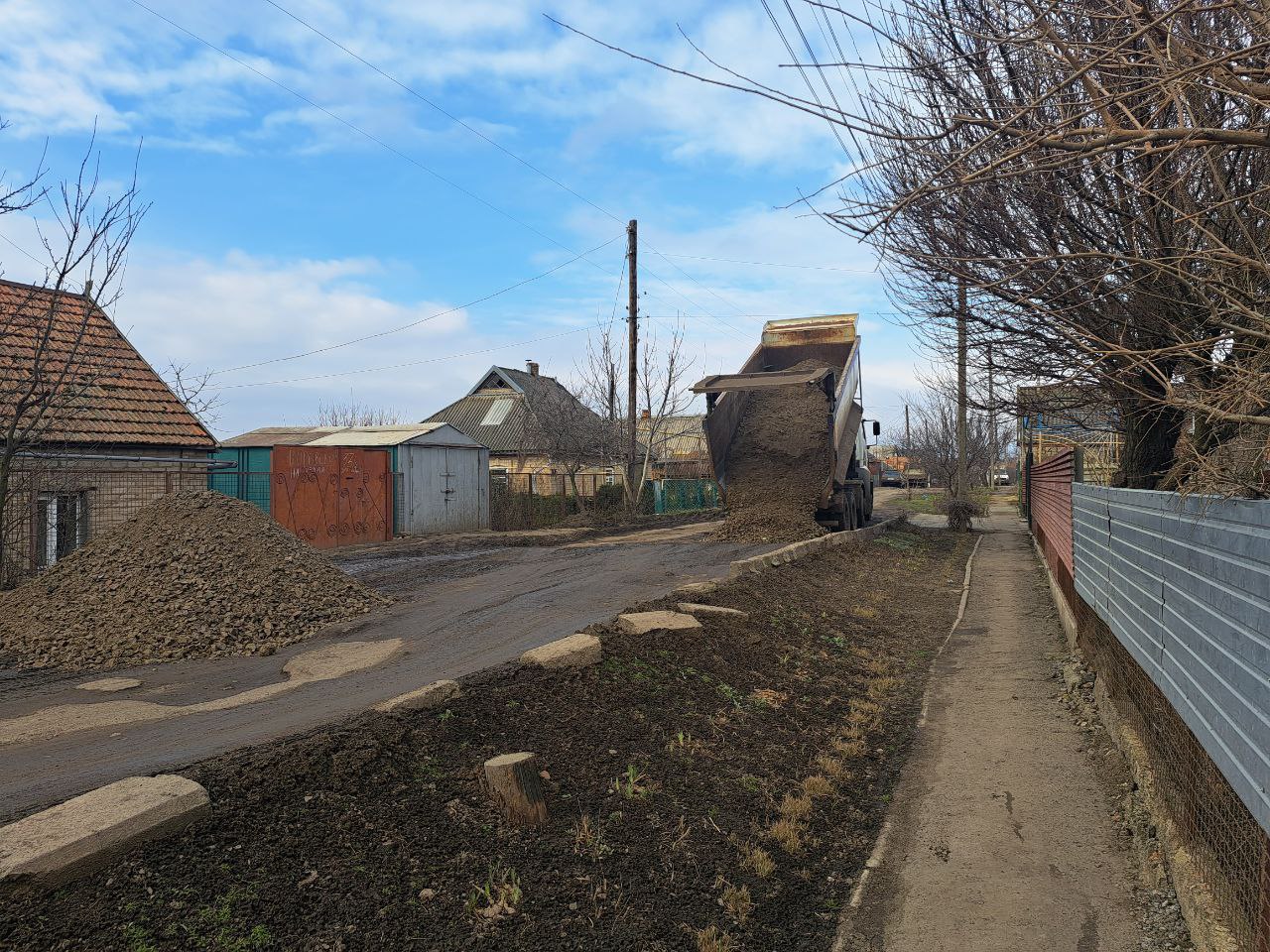 В Токмаке  полным ходом идут работы по благоустройству города.