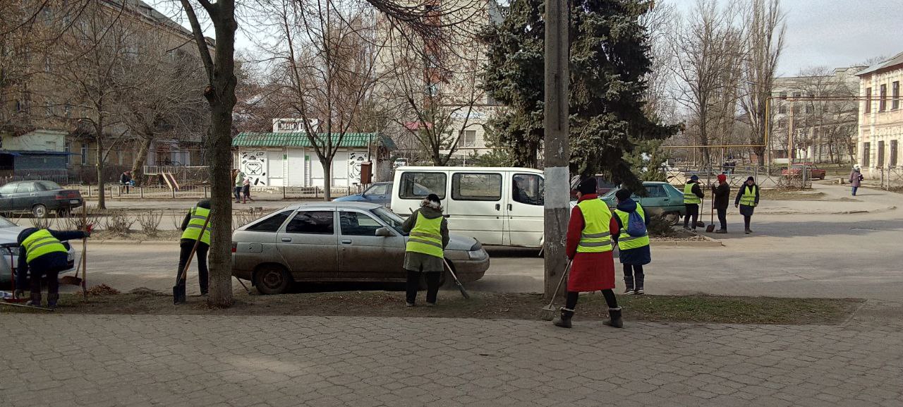 В Токмаке ведутся работы по уборке центральных улиц.