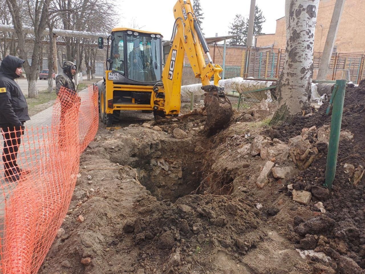 Ремонт водопроводных сетей в Токмаке идет по графику.