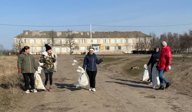 В селе Новогорьевка Токмакского муниципального округа провели весенний   субботник по уборке территории.