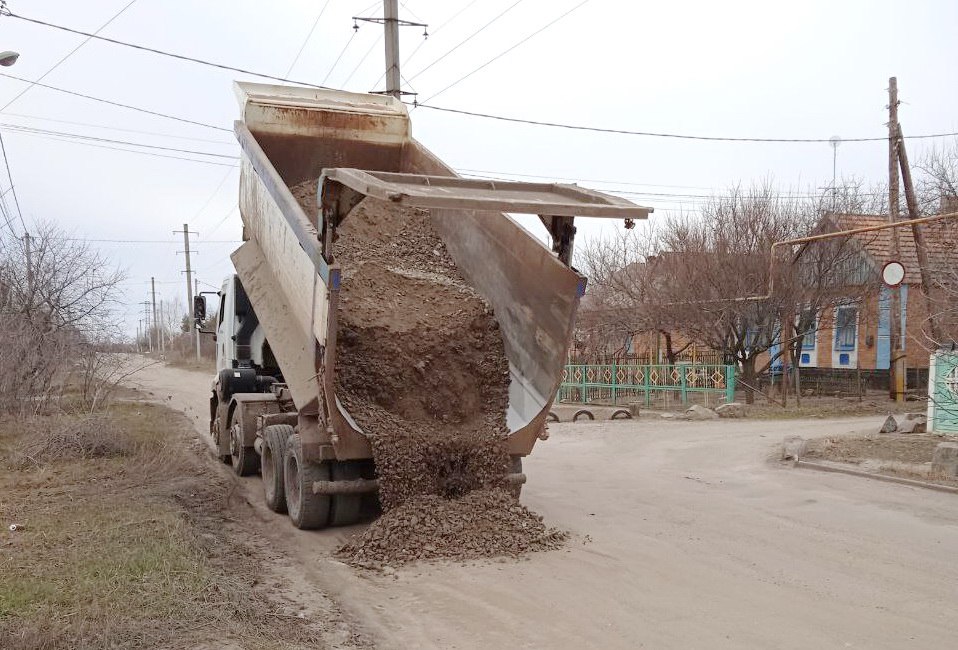 В Токмаке  продолжается подсыпка  дорог гравием.