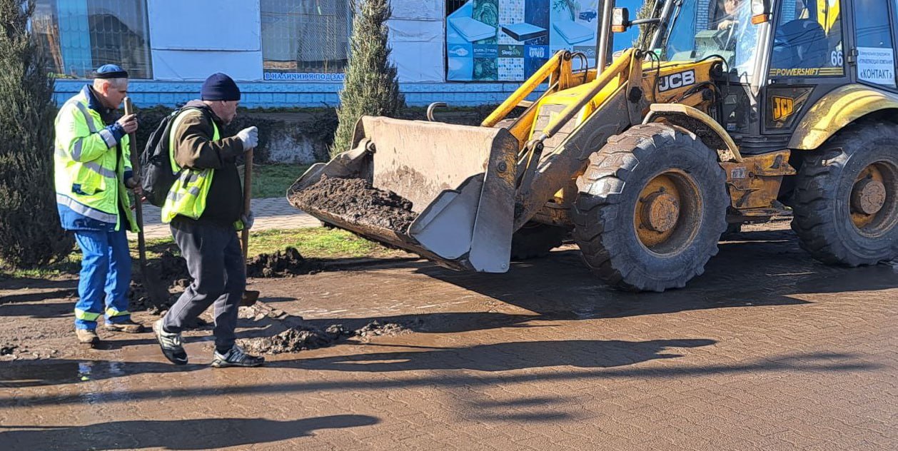 Коммунальщики очищают улицы Токмака от зимней грязи.