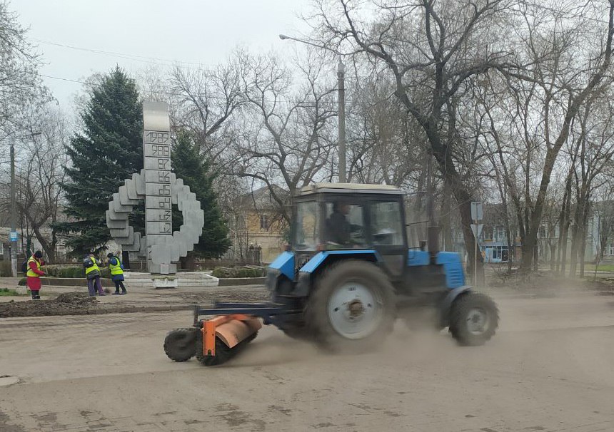 В Токмаке  стартовал первый санитарный день  по благоустройству, наведению порядка и  чистоты в городе.