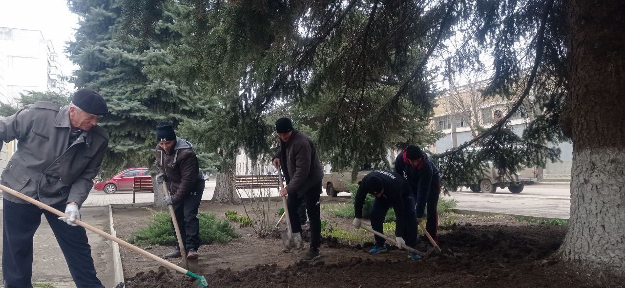 Инициативу главы  Токмакского муниципального округа о  проведении месячника  по благоустройству, санитарной очистке и озеленению территории Токмакского муниципального округа поддержал коллектив детско-юношеской спортивной школы города Токмак..