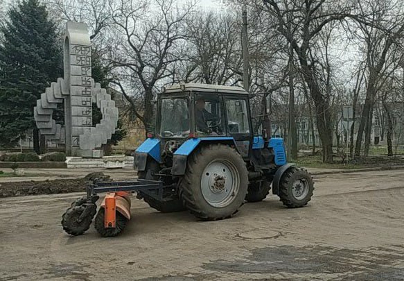 В Токмаке, в рамках месячника  по благоустройству, санитарной очистке и озеленению территории  муниципального округа состоялся первый  санитарный день.