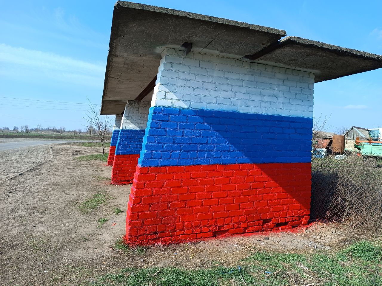 Сегодня в рамках стартовавшего на территории Токмакского муниципального округа месячника  по благоустройству, санитарной очистке и озеленению в селе Новогорьевка провели субботник.