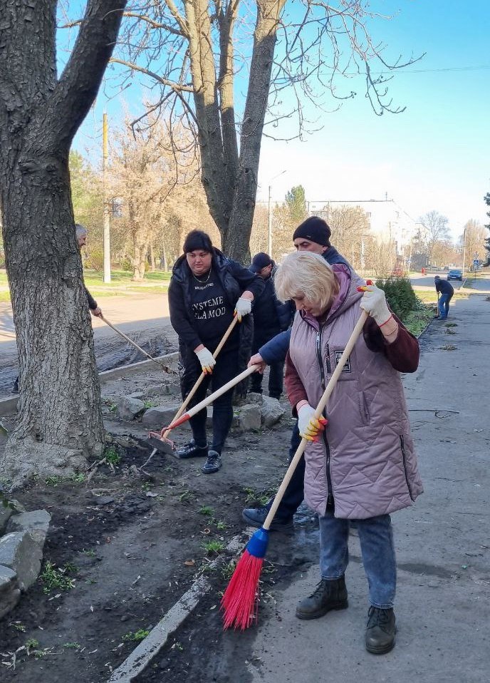 Депутаты «Единой России» присоединились к месячнику  по благоустройству, санитарной очистке и озеленению территории  Токмакского муниципального округа.