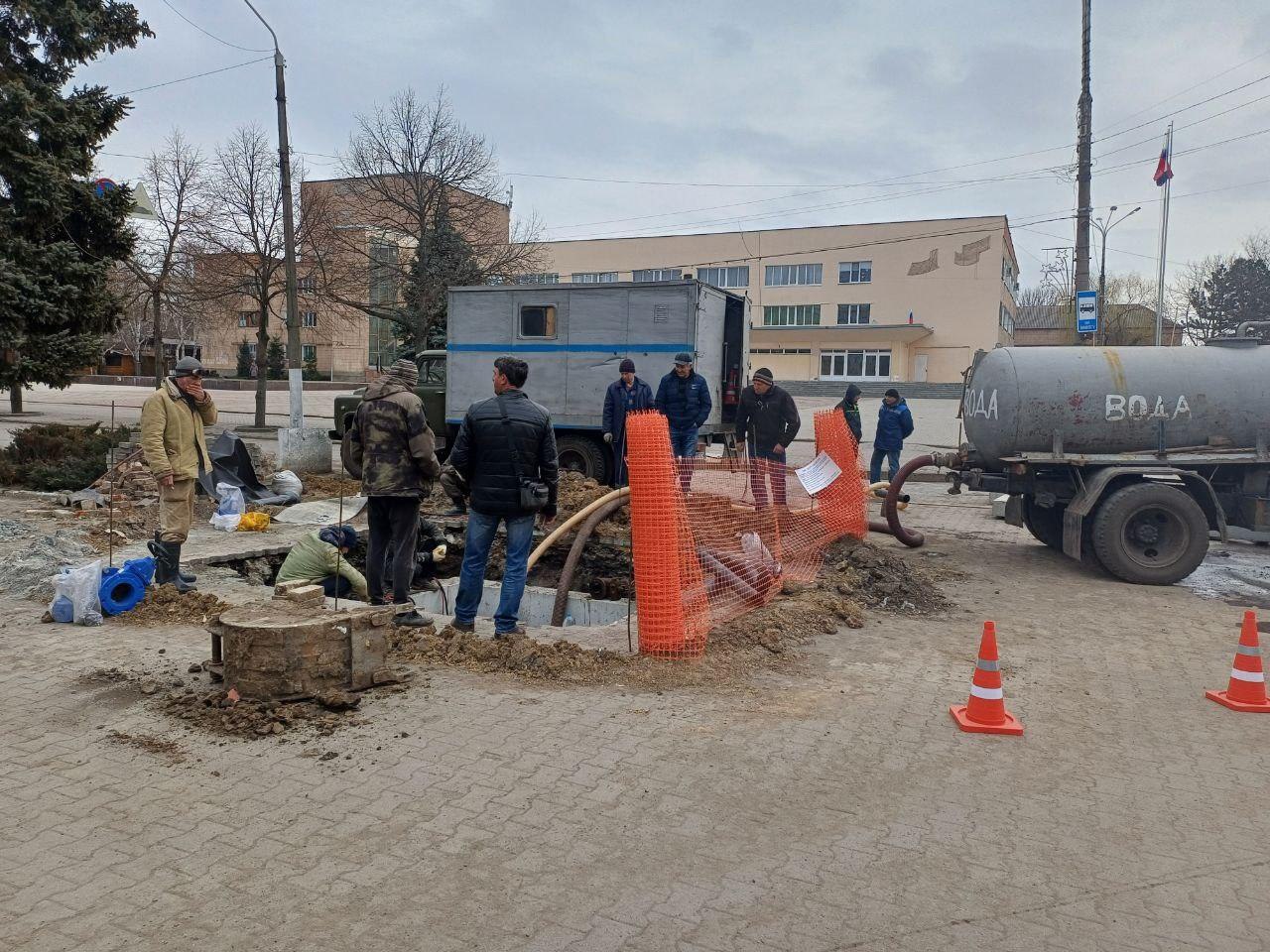 В Токмаке начали подключать многоквартирные дома к отремонтированному пензенцами участку водопровода.