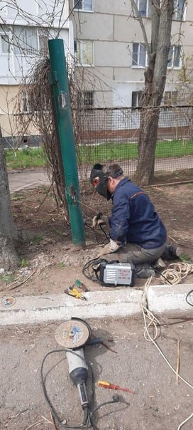 Пензенцы отремонтировали ворота в токмакском детсаду «Журавленок».