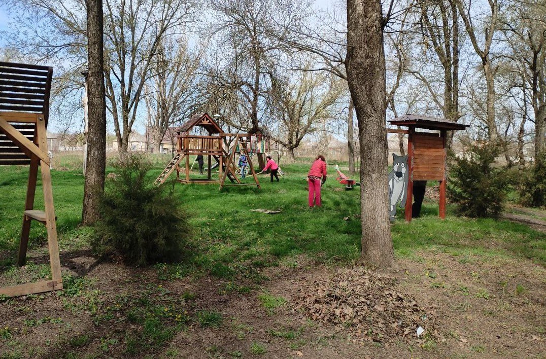 В  Токмаке, в парке Чапаева становится чище.