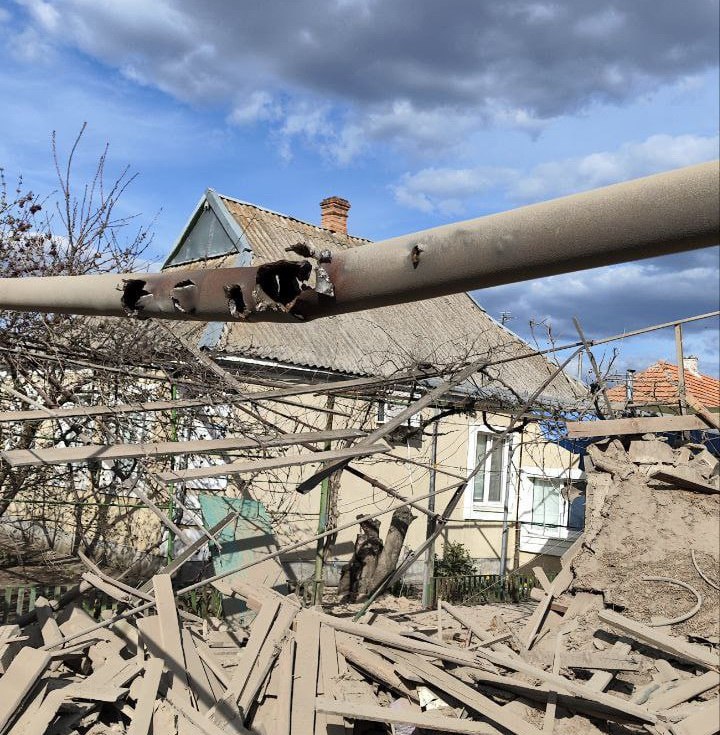 Жилой дом в Токмаке попал под обстрел ВСУ..