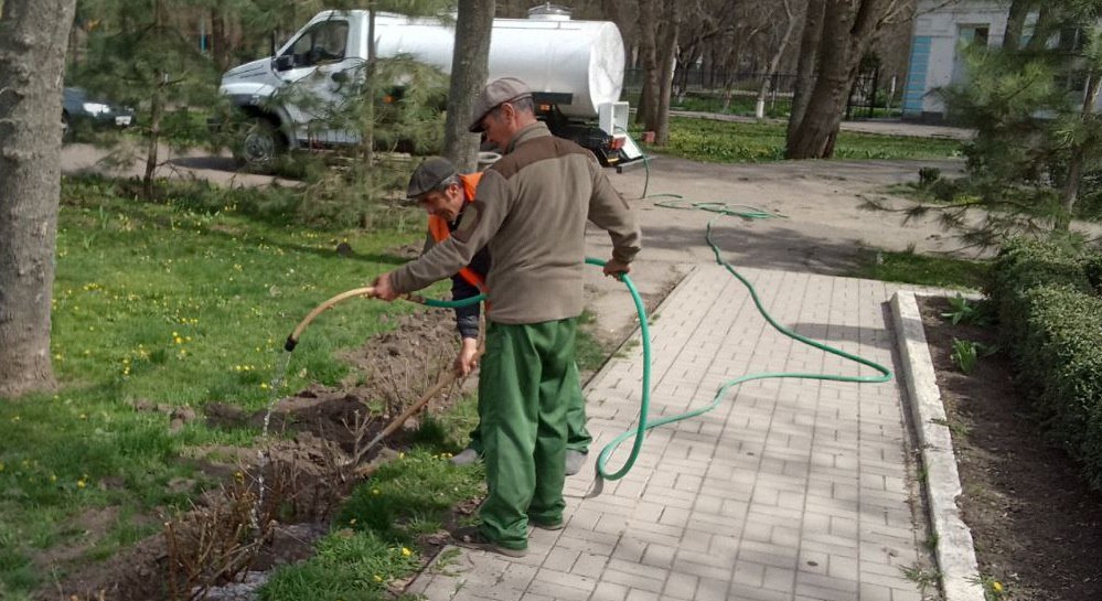 «Контакт» проводит работы по благоустройству городского сквера.