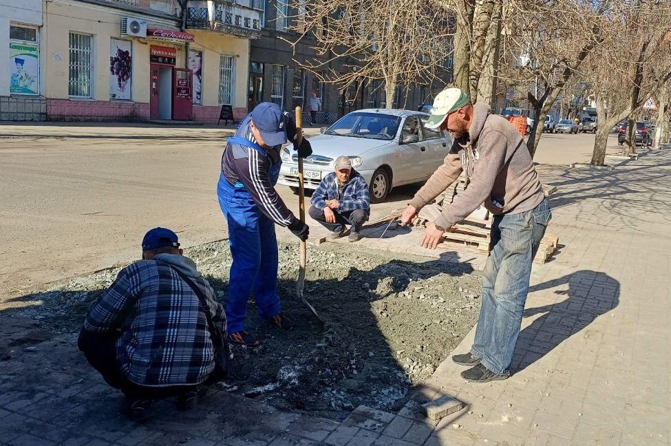 Пензенские подрядчики приводят в порядок территории после ремонта водопровода в Токмаке.