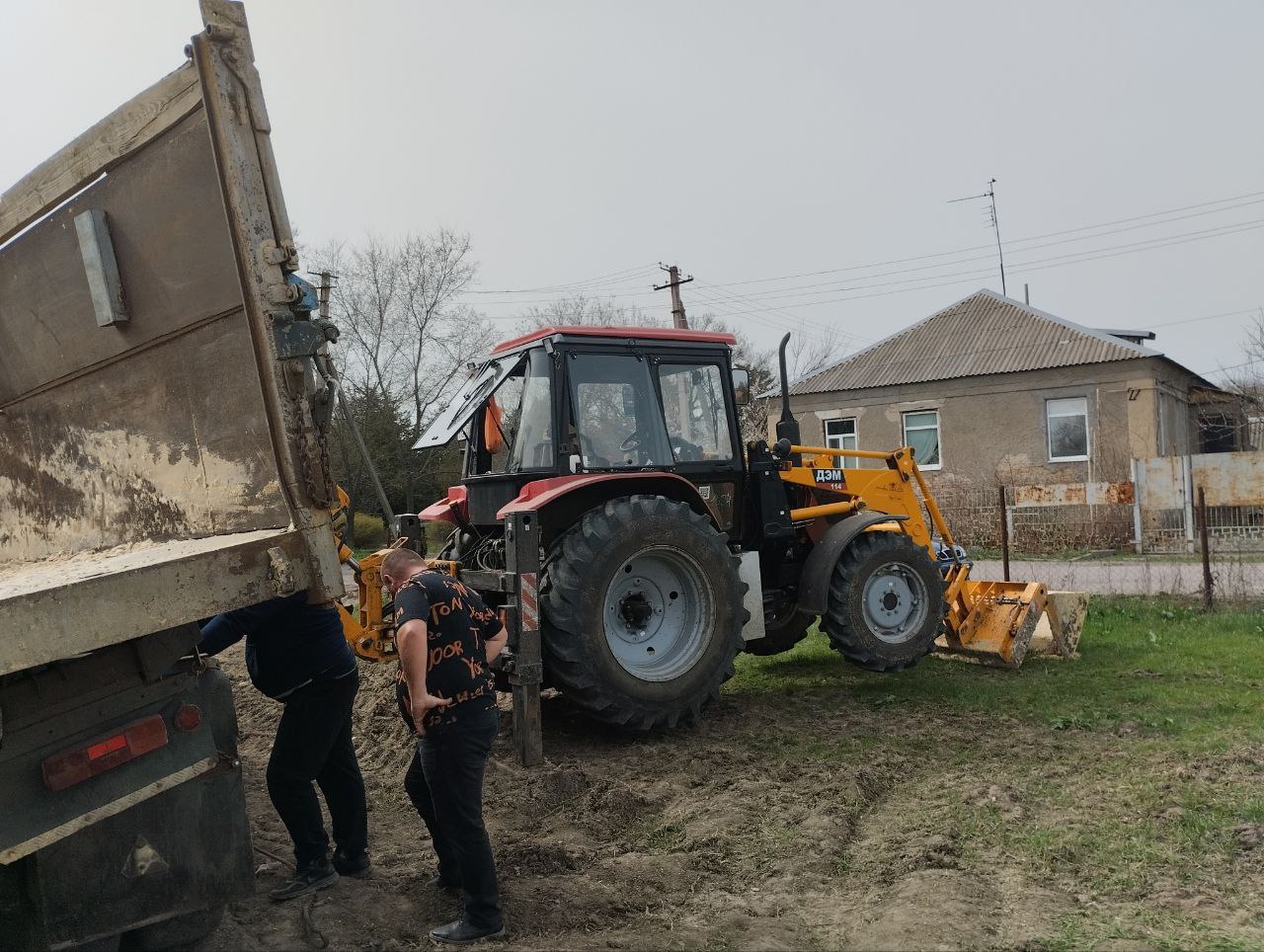 Шефы из Ингушетии помогли проложить новый водопровод в Молочанске.