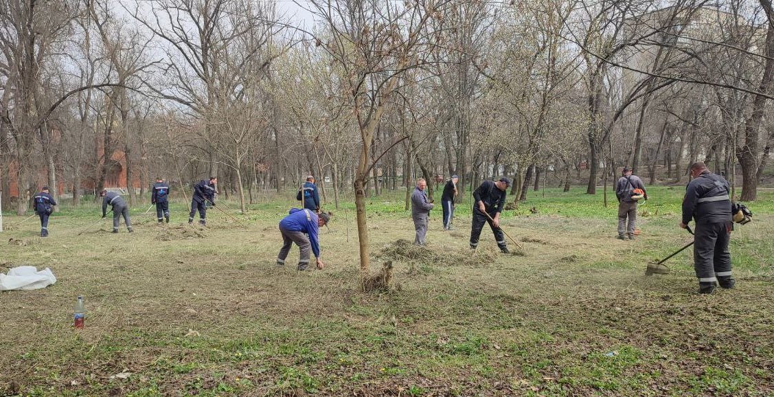 Трудовые коллективы Токмака наводят чистоту в парке Чапаева.