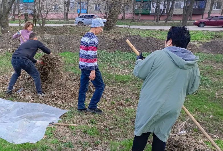 В санитарный  день токмачане провели уборку   парка Чапаева.