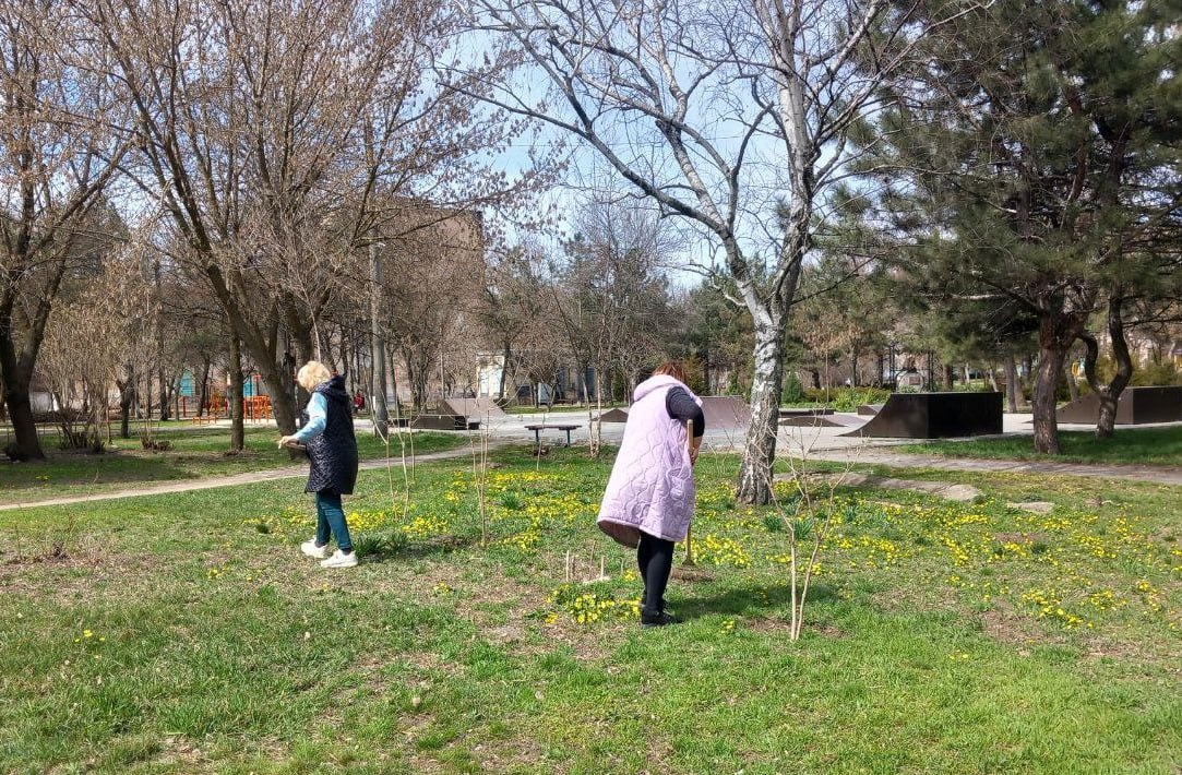 В  рамках месячника  по благоустройству, санитарной очистке и озеленению территории Токмакского муниципального округа сегодня организовали субботник депутаты Токмакского окружного совета депутатов..