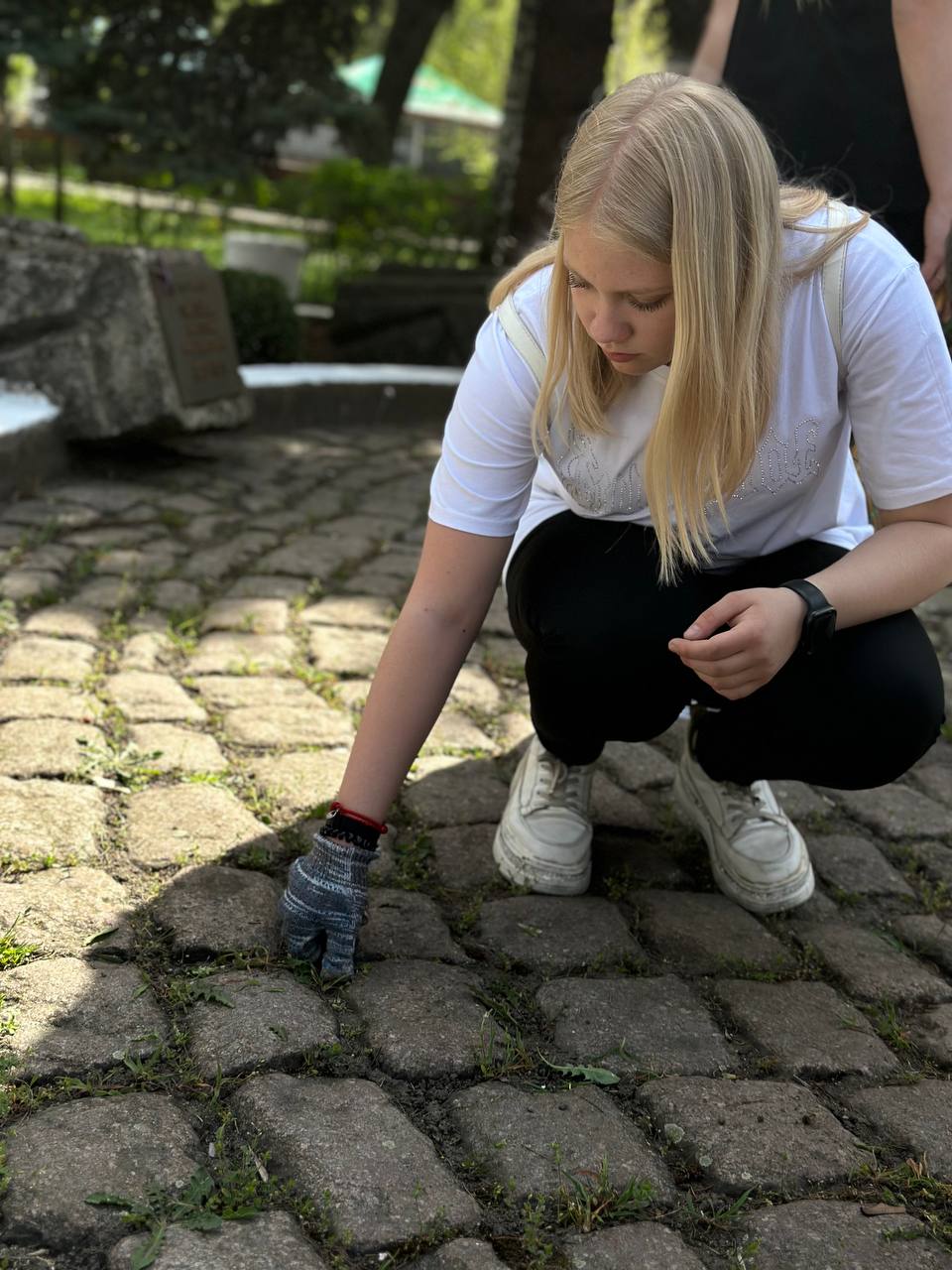 В общемуниципальный санитарный день  учащиеся средней общеобразовательной школы №1 г.Токмак продолжили уборку территорий, закрепленных за учебным заведением ..