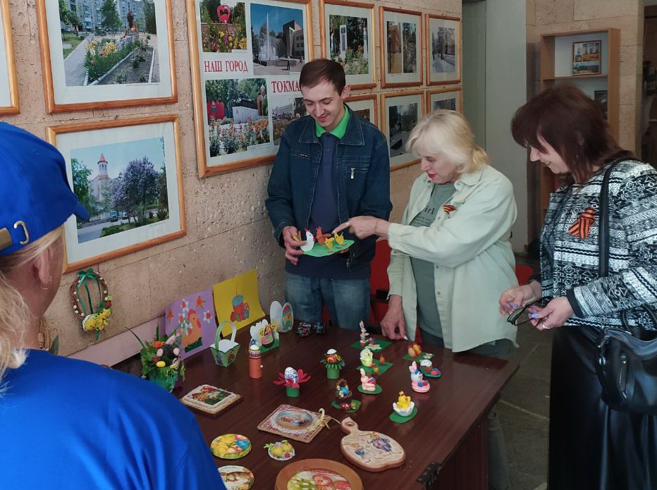 В  Токмакском краеведческом музее открыли  выставку пасхальных сувениров   и рассказывают   о традициях  празднования Светлого Христова Воскресения на Руси.