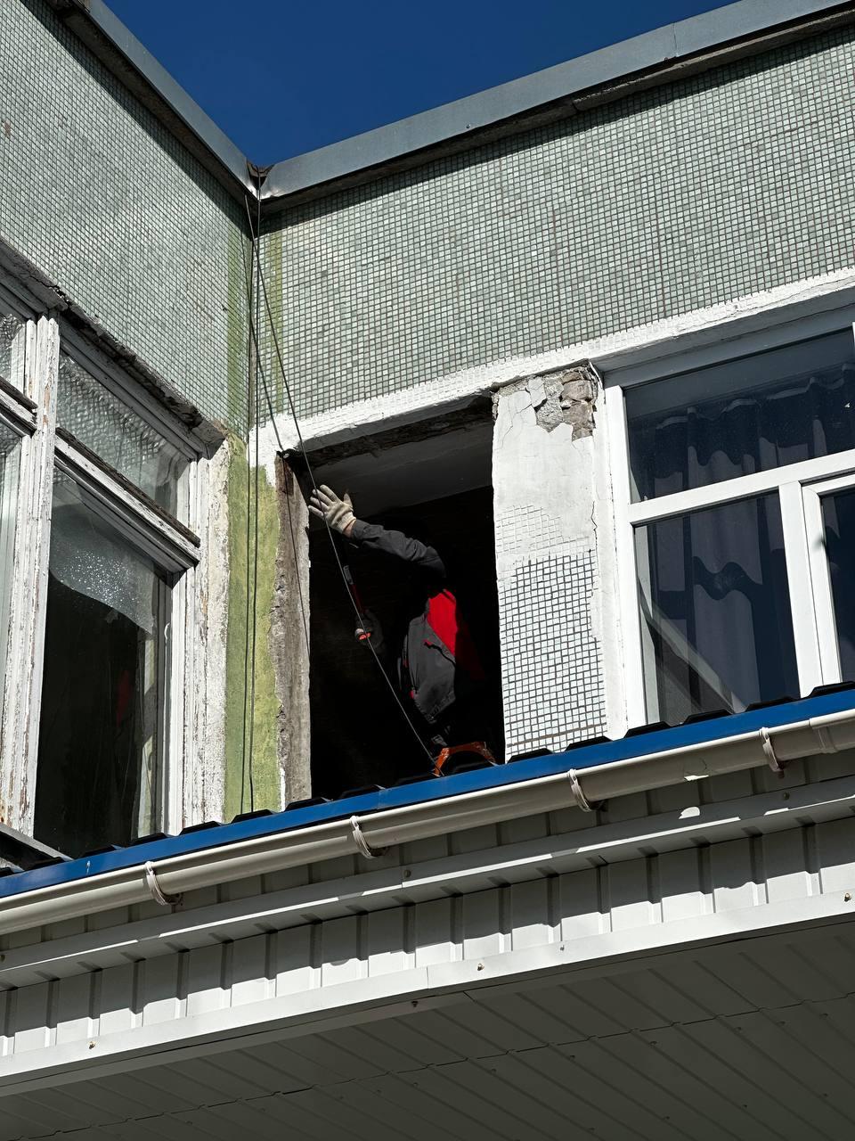 🔴 Монтаж новых оконных блоков начался в детсаду «Журавленок» в Токмаке.