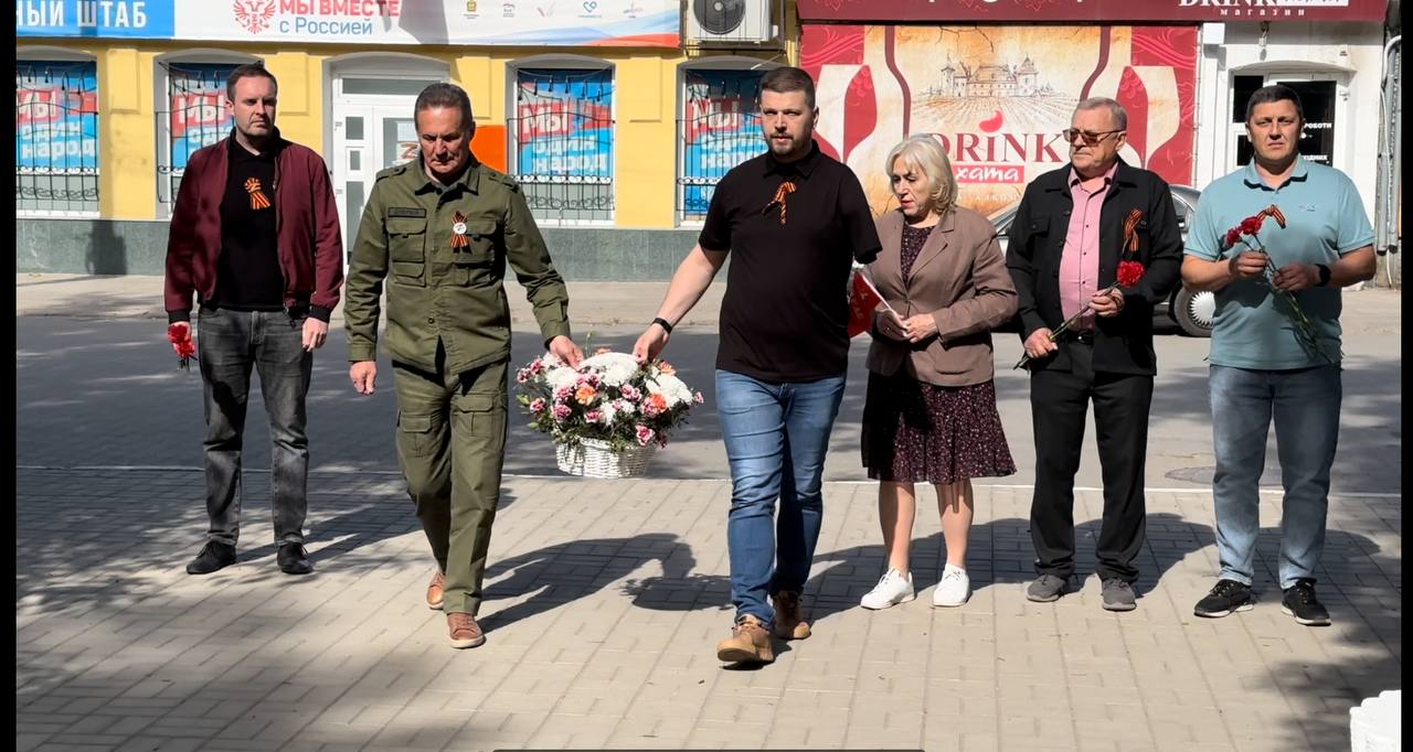 🔴 Пензенцы возложили цветы к Памятнику воинам - героям в Токмаке.