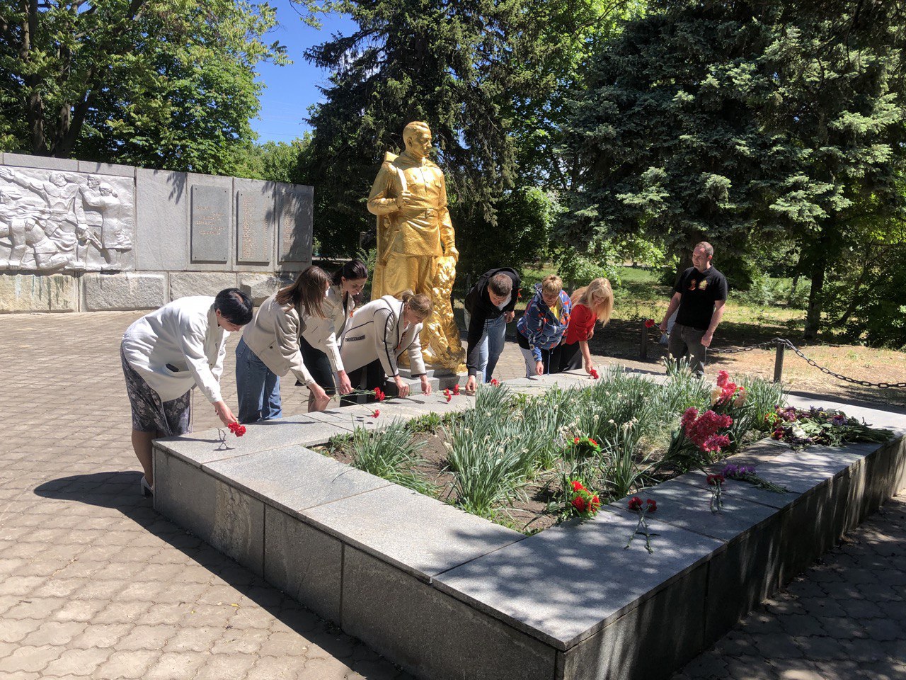 В День Победы молочанцы  возлагают  цветы к мемориалам погибшим в годы Великой Отечественной войны.