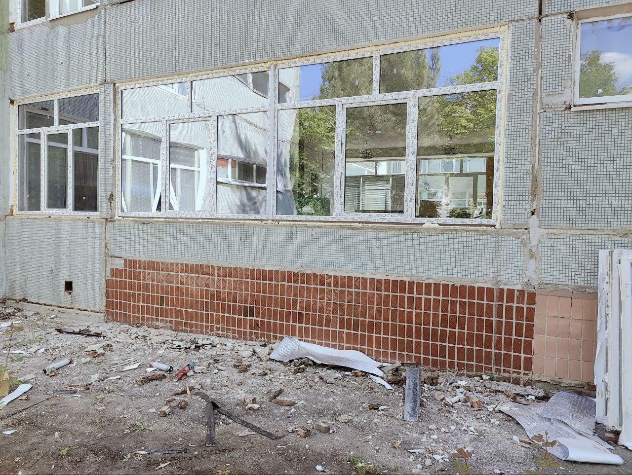 🔴 В токмакском детсаду «Журавленок» продолжают монтаж новых окон.