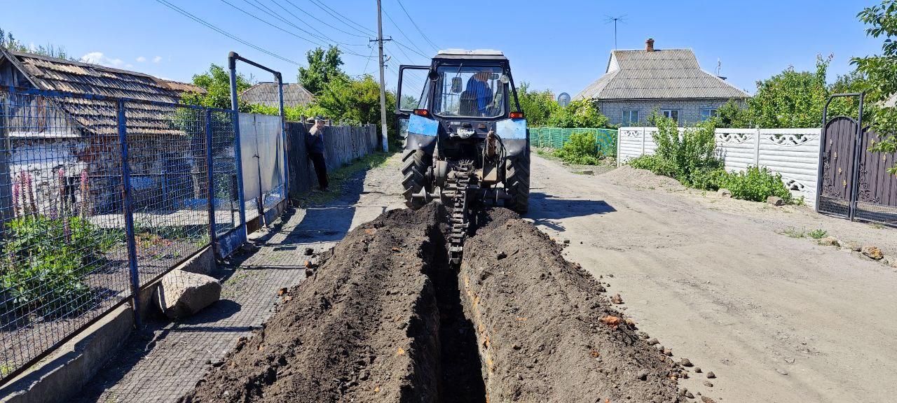 🔴 Бригада из Ингушетии начала капитальный ремонт водопровода протяженностью 575 м. на улице Низовая в Молочанске.