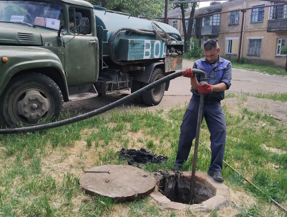 🔴 Специалисты  муниципального предприятия «Горводоканал Токмак» почти ежедневно устраняют  засоры канализации..