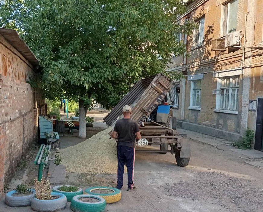 🔴 В Токмакское местное отделение партии «Единая  Россия» обратились жители улицы Гагарина с просьбой завезти песок в песочницу, расположенную во дворе  их многоквартирного дома..