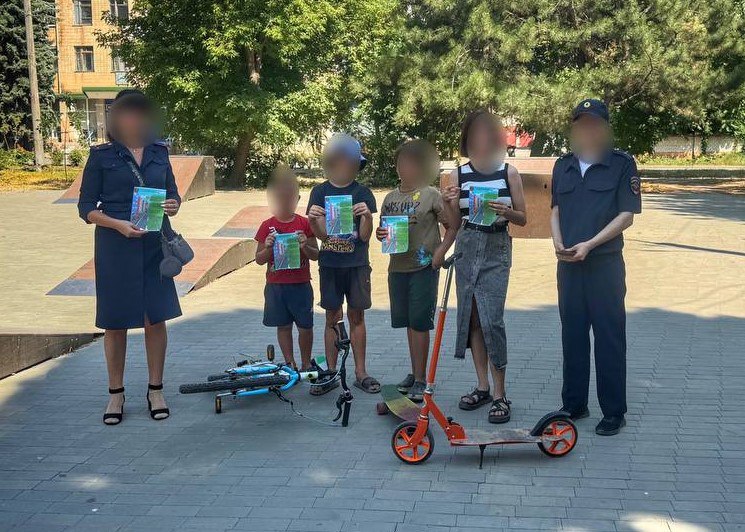 🔴 Инспектор по пропаганде безопасности дорожного движения совместно с инспектором по делам несовершеннолетних  провели в Токмаке профилактические беседы с несовершеннолетними по соблюдению правил дорожного движения.