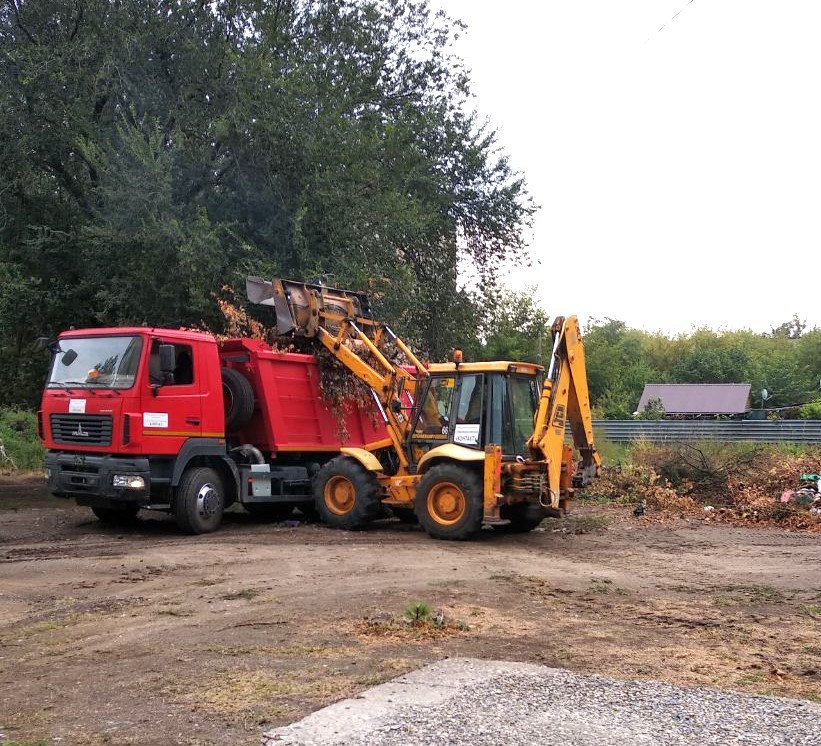 🔴 В рамках работ по благоустройству города Токмак рабочие муниципального предприятия «УК «Контакт»   вывозят опавшую листву, сломанные ветром ветви деревьев с придомовых  территорий многоквартирных домов..