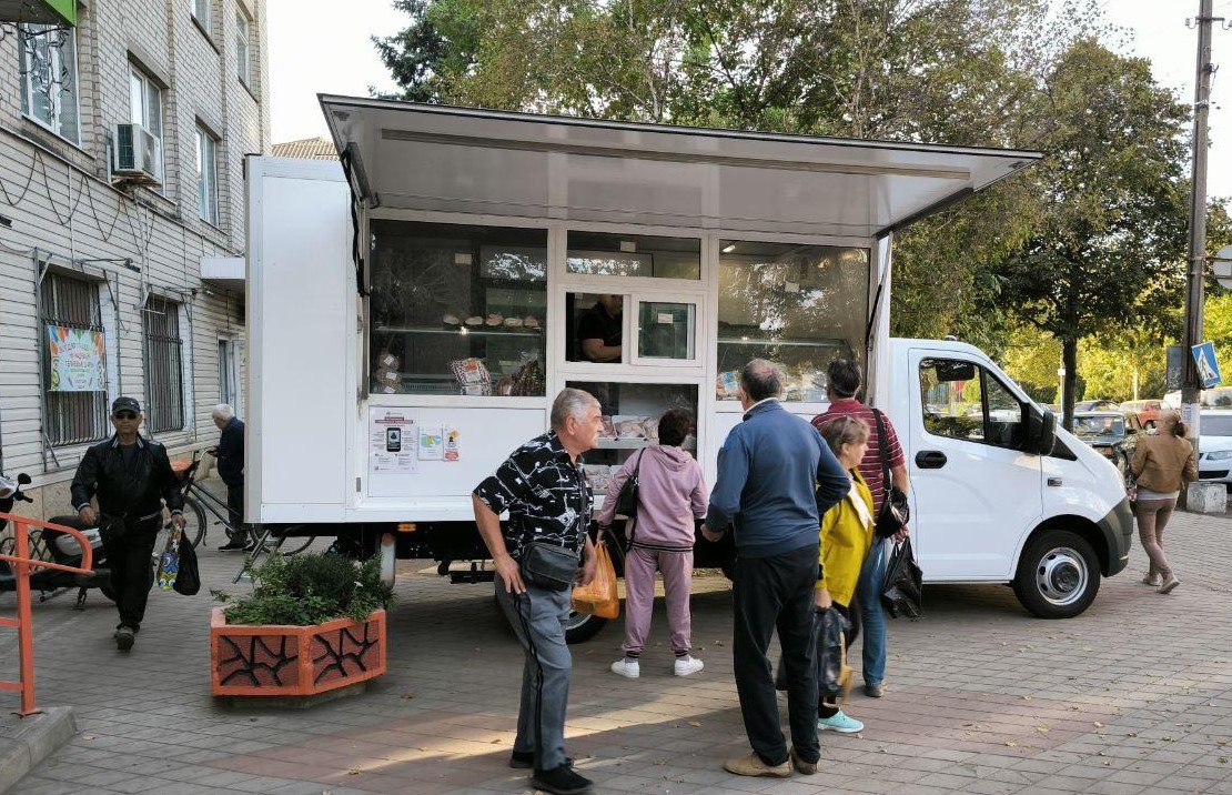 🔴 В городе Токмак начинает обеспечивать жителей мясными продуктами автолавка от Торгового дома «ВАКУЛА»..