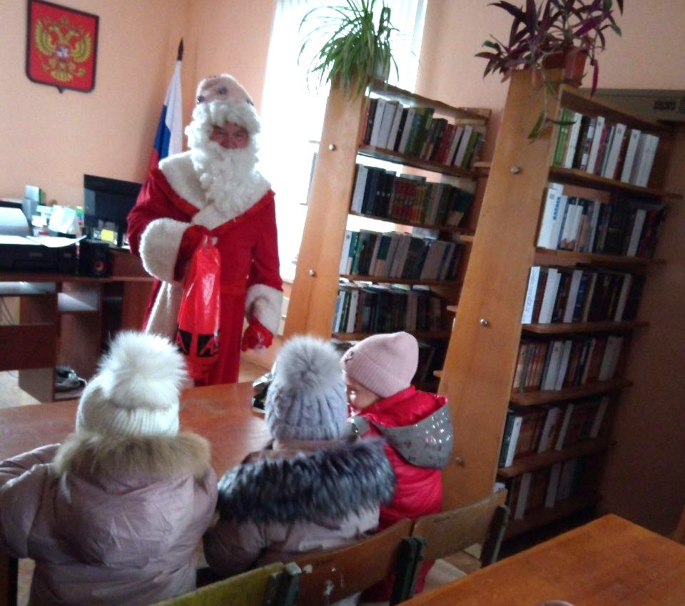 🔴 В  Молочанской городской библиотеке-филиале для воспитанников детского сада «Тополёк» прошёл познавательный час «День рождения волшебника» . .