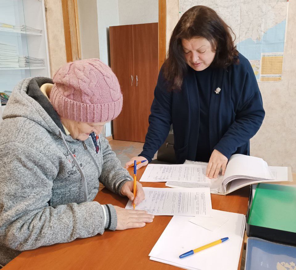 🔴 Специалисты отдела  опеки и попечительства над несовершеннолетними администрации Токмакского муниципального округа проводят беседы и мотивационные консультации с замещающими родителями..