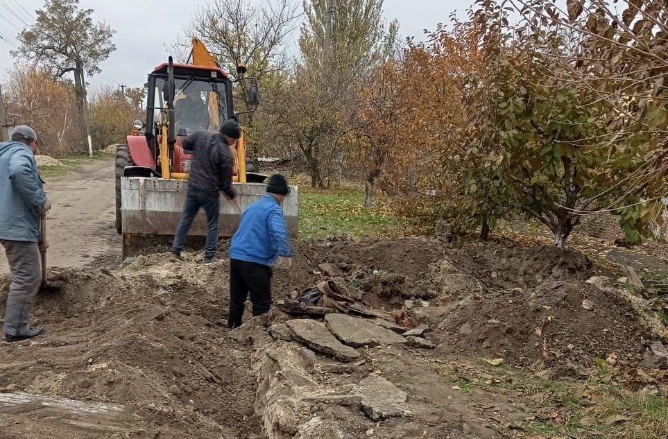 🔴 В Молочанске специалисты из Ингушетии начали подключение домов по улице  Крупской к водопроводу.