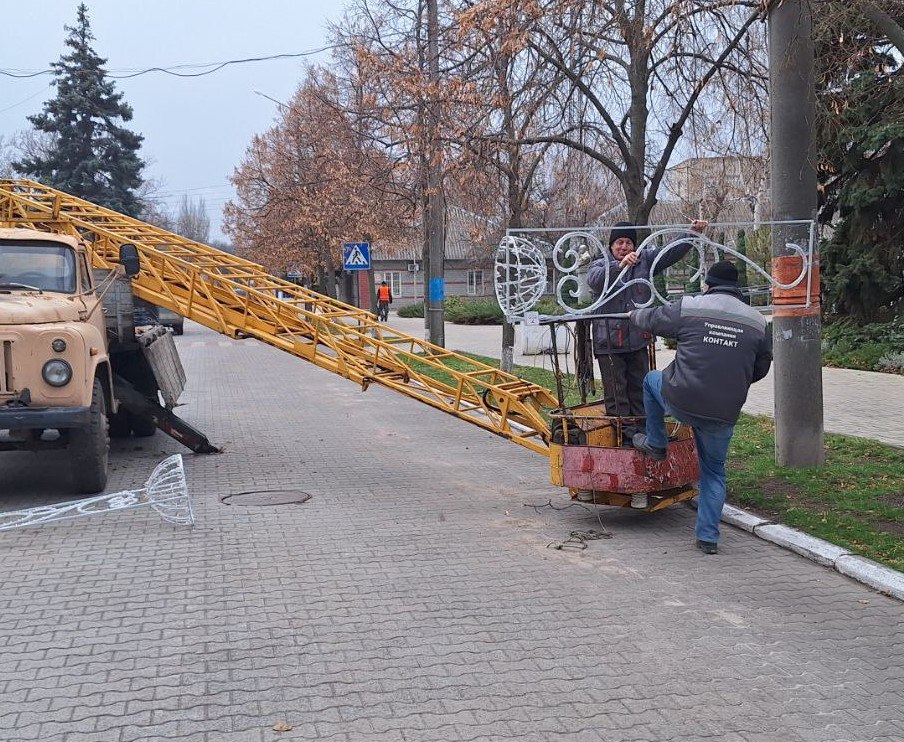 🔴 Сотрудники муниципального предприятия «УК «Контакт»  в эти дни выполняют   работы по благоустройству территории муниципалитета .