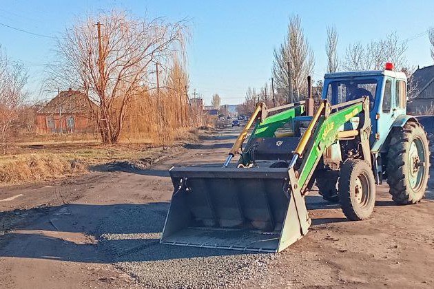 🔴 На территории Молочанска коммунальщики   своими силами проводят ямочный ремонт дорог .