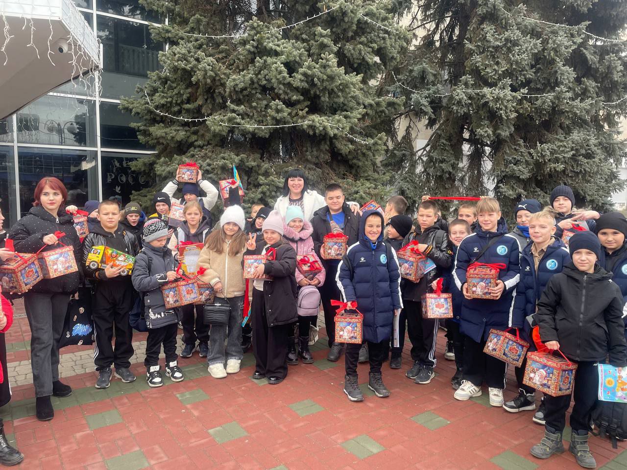 🔴 Дети Токмакского муниципального округа посетили новогоднее представление Тульского областного театра юного зрителя в г. Мелитополь. .